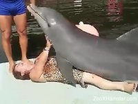 Дельфин трахает зрелую женщину
